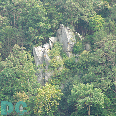 A view of the Virginia faultline that cuts through Offutt Offutt Island - Island and seperates the Mather Gorge from the Sykesville formation. 