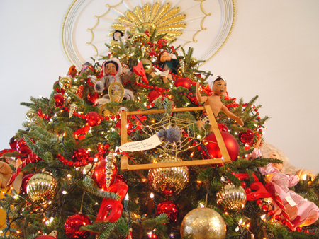 The offical White House Christmas Tree held 13,500 lights and was located in the Blue Room.