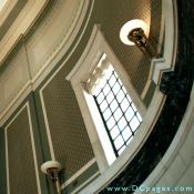 The walls of the Grand Staircase show simularity to John Russell Pope's masterful curves of the National Gallery of Art and the Jefferson Memorial. 