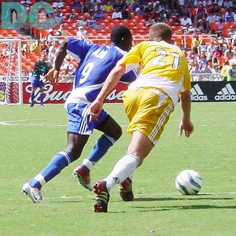 DF Conrad was tring to contain Adu's sharp moves with the ball. 