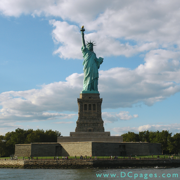 The height from ground to the top of the torch is 305 feet (93 m); this includes the foundation and the pedestal. 