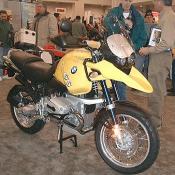 This R 1150 GS is set up more for the street, however it still has close ties with the dirt.