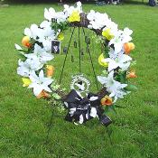 Notice the U.S. soldier dog tags hanging from the wreath.