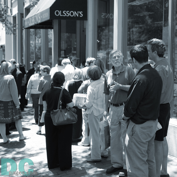 A long line formed outside Olsson's Books and Records newest DC store in the Penn Quarter for Al Gore to autograph his new book.