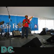 A Haitian guitarist rock' n' rollin.