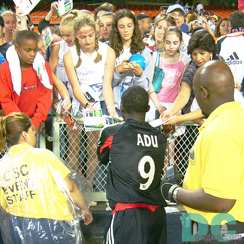 "Adu!, give me one, too!" United FW, NO. 9 Adu was asked to sign so many times. 
