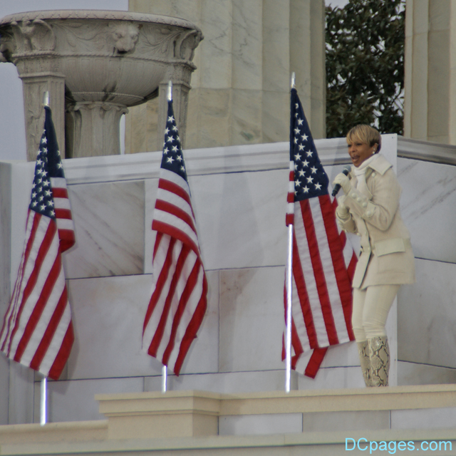 Mary J. Blige performs the 1972 hit "Lean on Me" at the Obama Inaugural Celebration