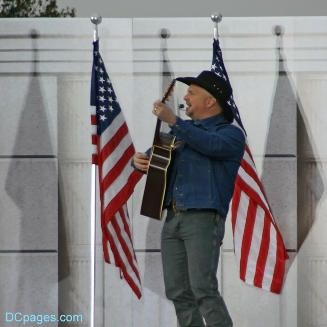 Garth Brooks at the Lincoln Memorial
