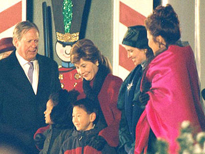 Barbara Bush, Special Guest Singer and some really lucky kids enjoy the lighting of the tree ceremony