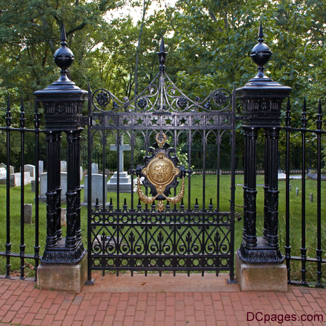 Entrance to Monticello's graveyard