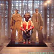 Sculpture of the feds escorting their prisoner.