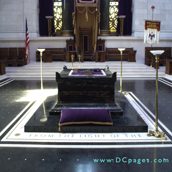 At the center of the temple stands an altar of black marble. Words are inscribed on the floor on all four sides - From the light of the Divine Word, the Logos, comes the wisdom of life and the goal of initiation.
