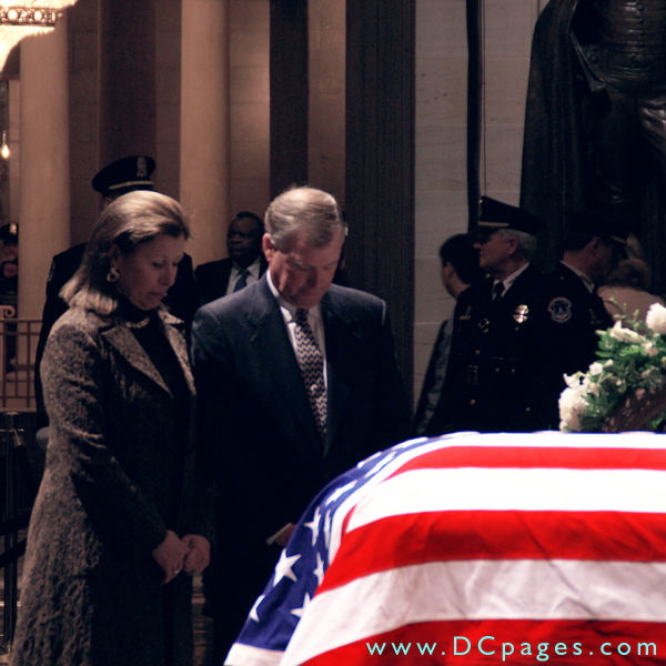 Former Vice President, Dan Quayle and his wife pay their respects to the memory of President Ford.