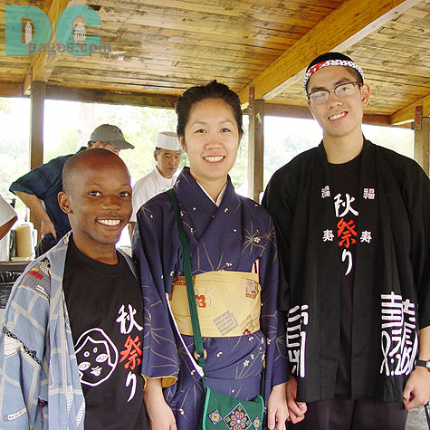 At the food corner, Rosy in a nice kimono and her friends gave smiles to the camera. 