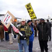 American veteran held his ground protesting Al Jazeera even after he was told to leave.
