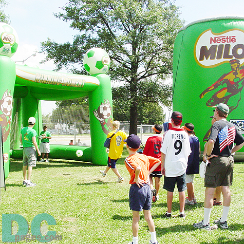Little soccer players enjoyed "WINNING MOMENT" inflatable FK game sponsored by Nestle Milo. 