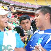 Guevara was replying nicely to requests for an interview and for his autograph on the national flag of Honduras. 