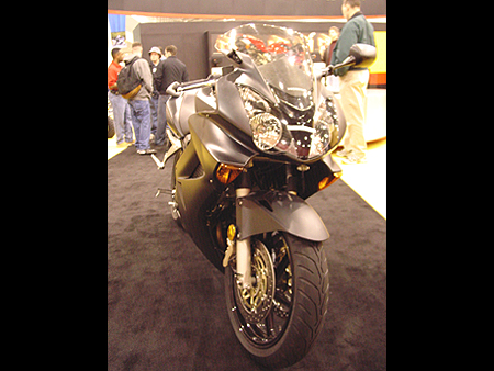 2004 Interceptor ABS has a 781cc liquid-cooled 90-degree V-4, single arm swing arm, side mounted radiators, and a really cool paint job called Asphalt Black.