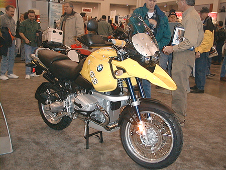 This R 1150 GS is set up more for the street, however it still has close ties with the dirt.
