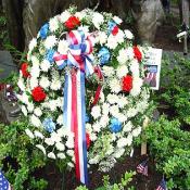 A beautiful wreath placed at the feet of the statued vietnam soldiers, before the Vietnam Wall. 