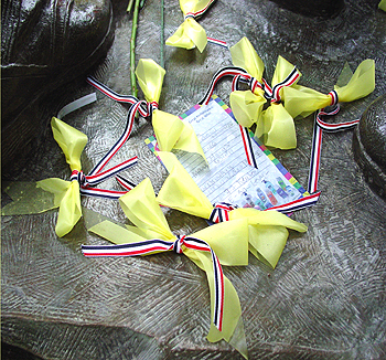 Yellow ribbons and a letter from a fellow soldier.