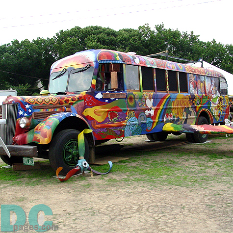 A bus previously used by the community was a unique opportunity to convey their artisanship.